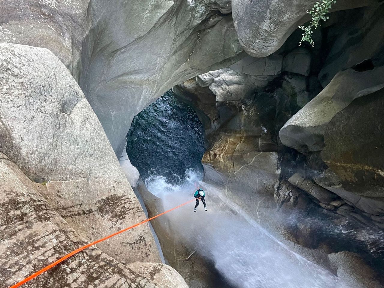 "Lodrino Ultimate" Canyoning für Erfahrene in der Lodrino Schlucht
