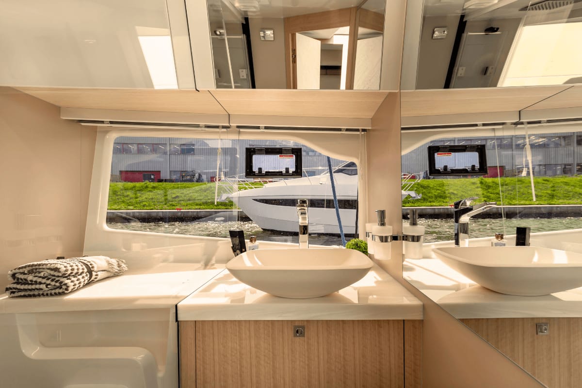 “Luxusyacht Premium Tagescharter” mit Skipper