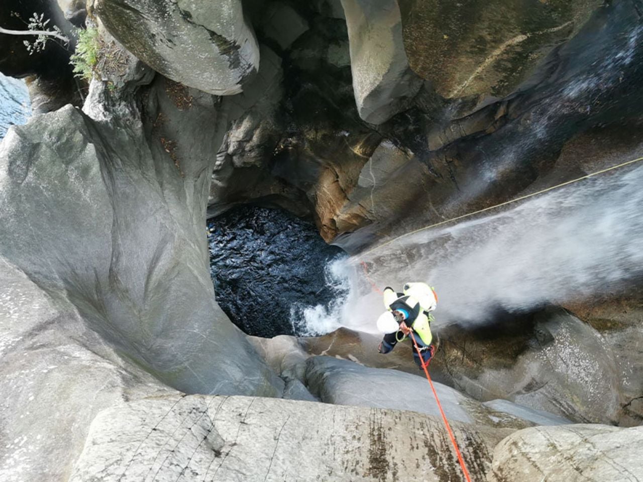Boggera Schlucht Canyoning für sportliche Familien ab Cresciano