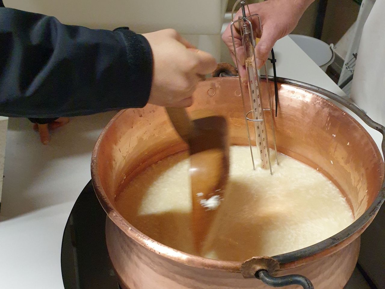 Emmentaler Schaukäserei: Frischkäse herstellen für Gruppen 