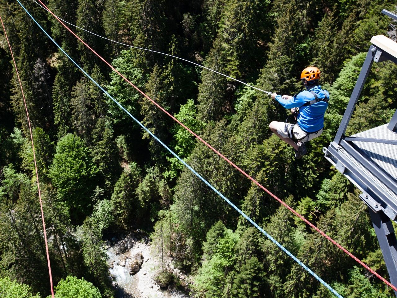 Canyon Swing über der Pissot Schlucht in Château-d'Oex