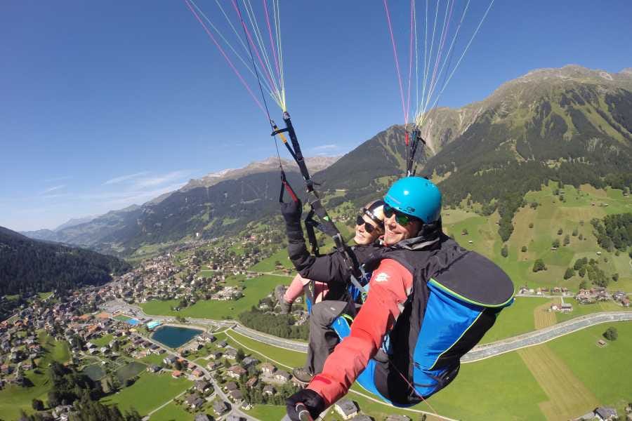 Klosters Gleitschirmfliegen mit Privatpilot halber Tag