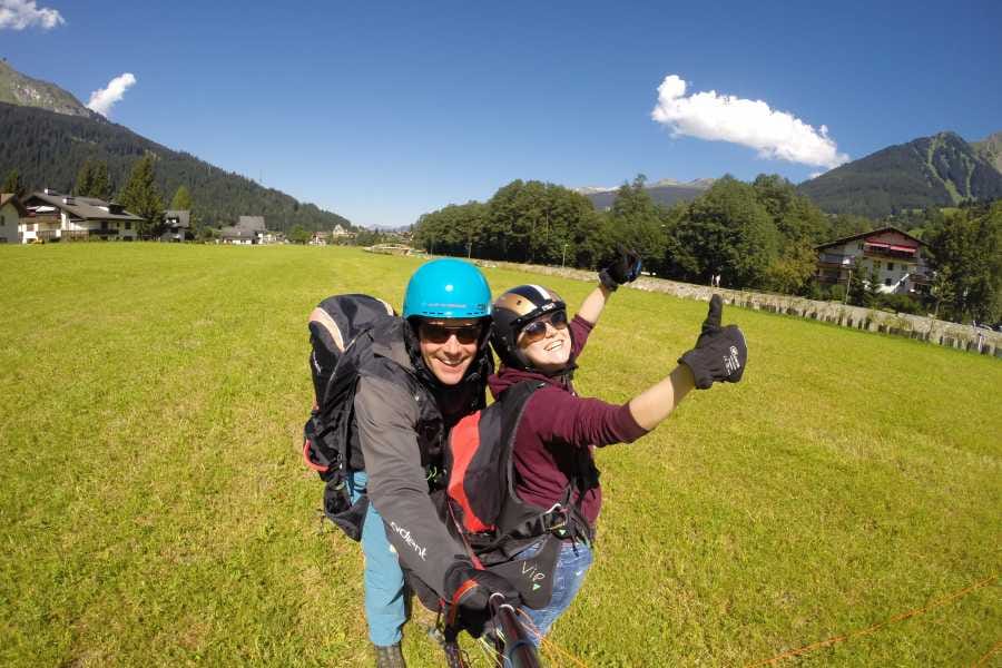 Klosters Gleitschirmfliegen mit Privatpilot halber Tag