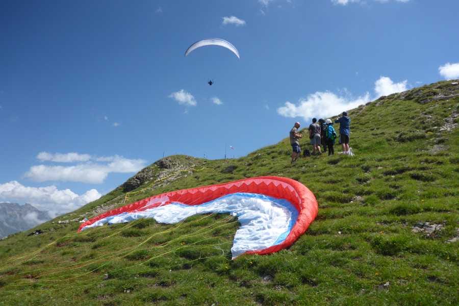 Klosters Gleitschirmfliegen mit Privatpilot halber Tag