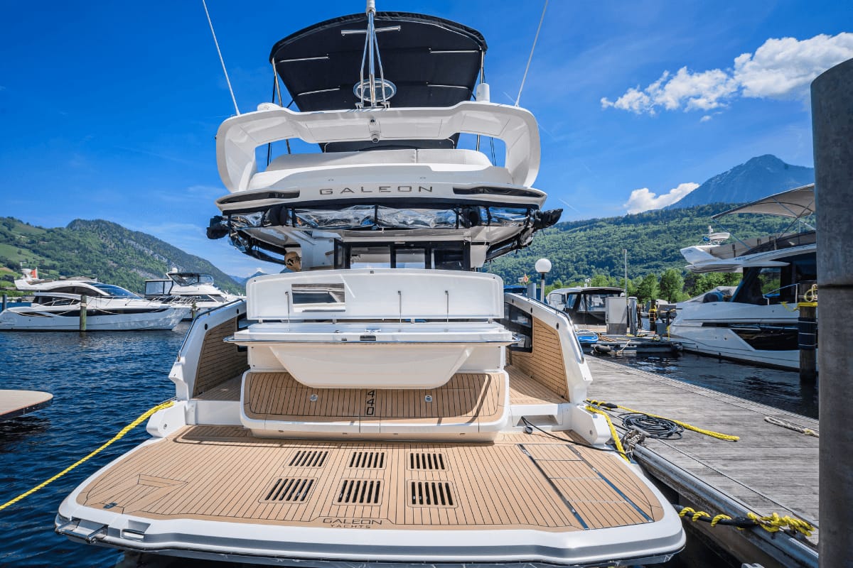 “Luxusyacht Premium Tagescharter” mit Skipper
