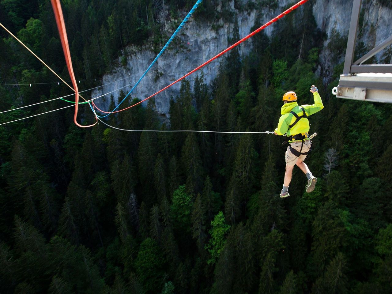 Canyon Swing über der Pissot Schlucht in Château-d'Oex
