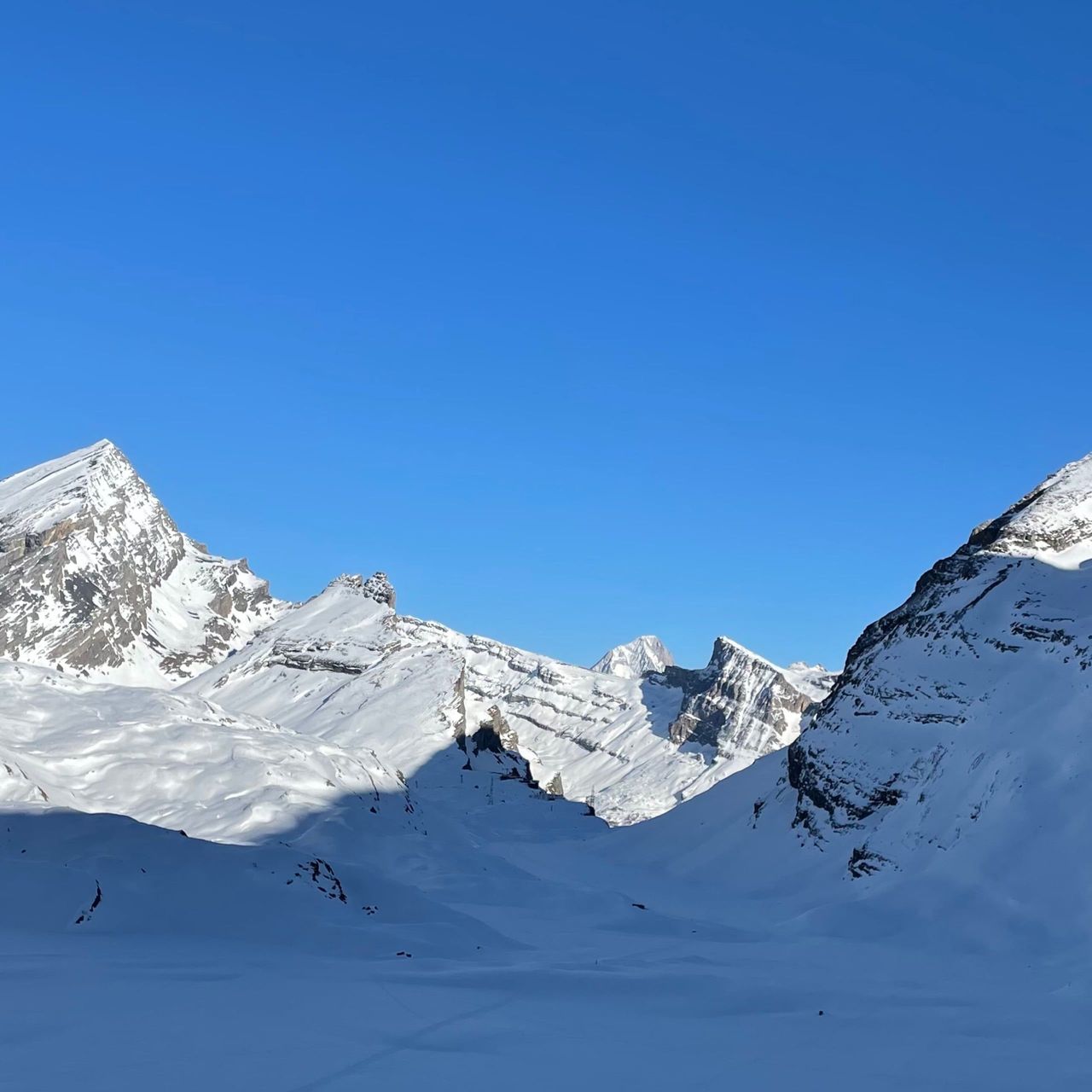 Discover snowshoeing – a guided day tour on the Gemmi