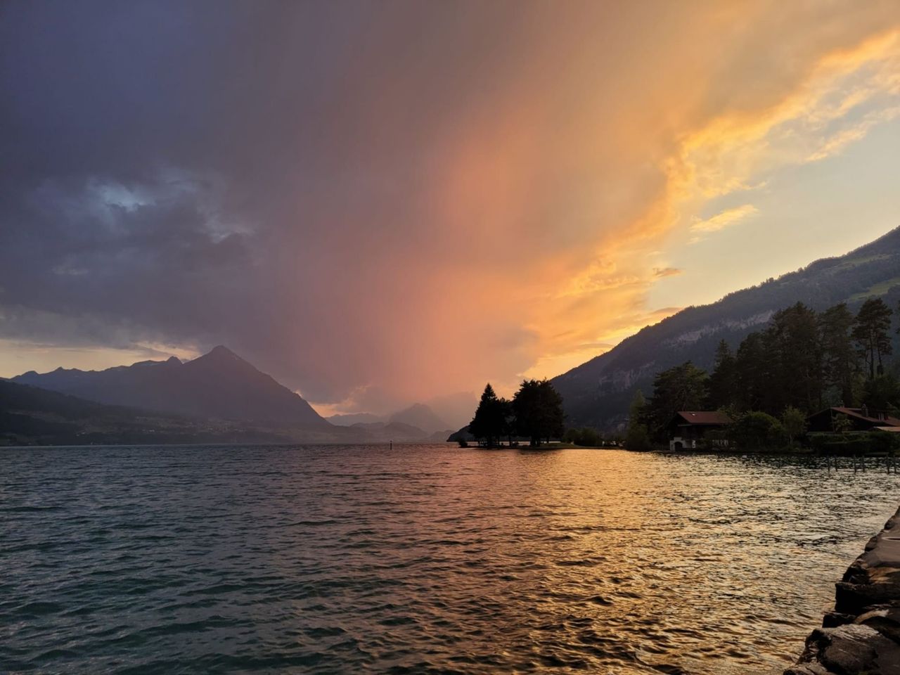 Goldene Stunde Mountainbike Tour zum Thunersee ab Interlaken
