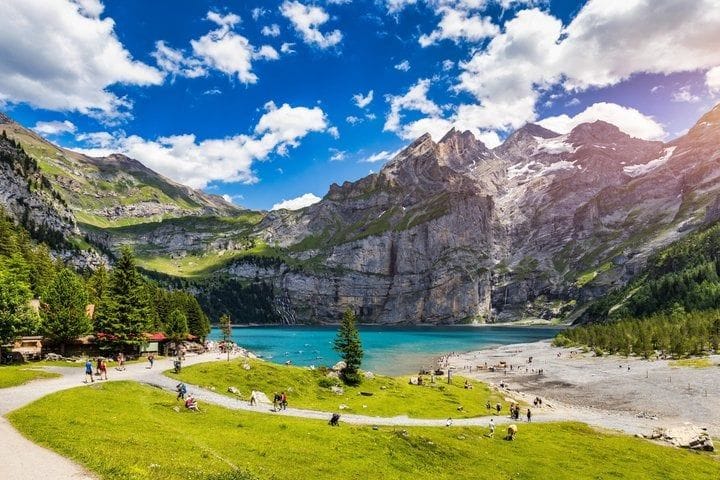 Depuis Interlaken : randonnée en petit groupe jusqu’au lac d’Oeschinen