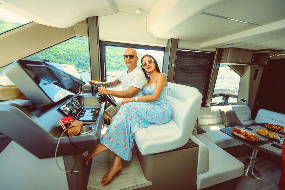 “Luxusyacht Premium Tagescharter” mit Skipper