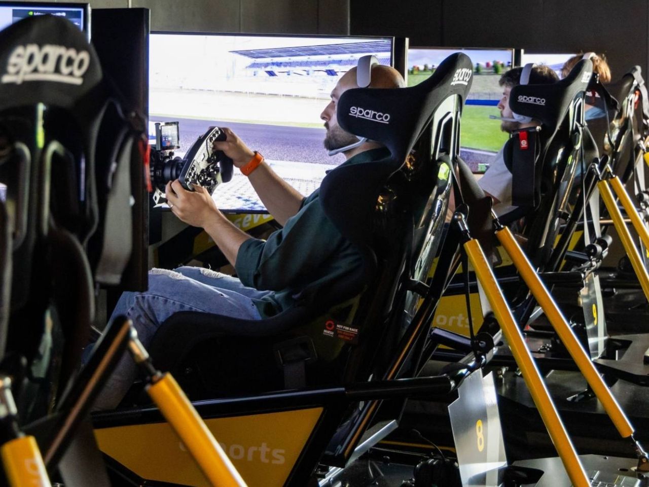 “Sim Racing” virtuelle Fahrt und Lounge in Roche
