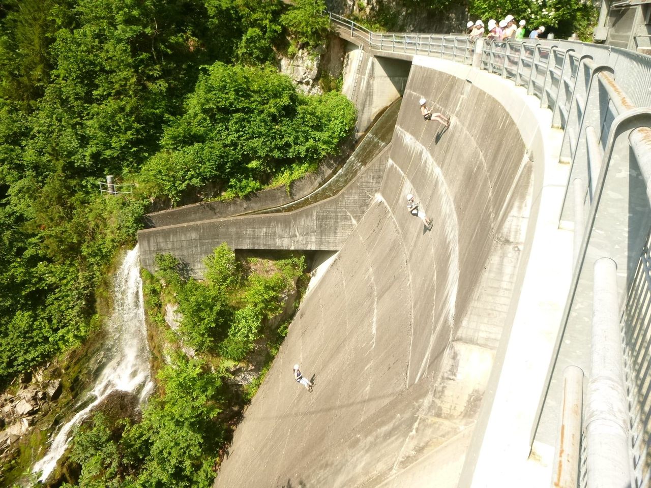 Abseiling at the 40-metre-high dam wall in Amden