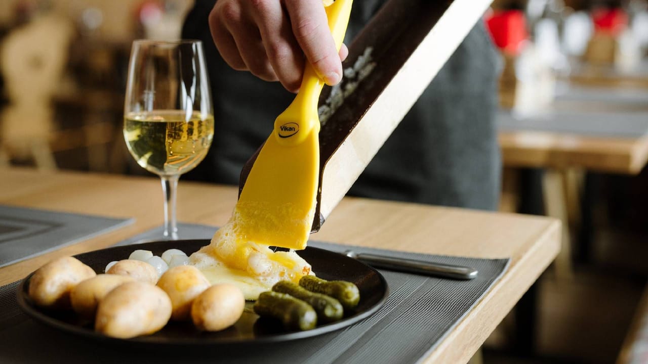 Raclette bez ograniczeń w chacie na Engstligenalp
