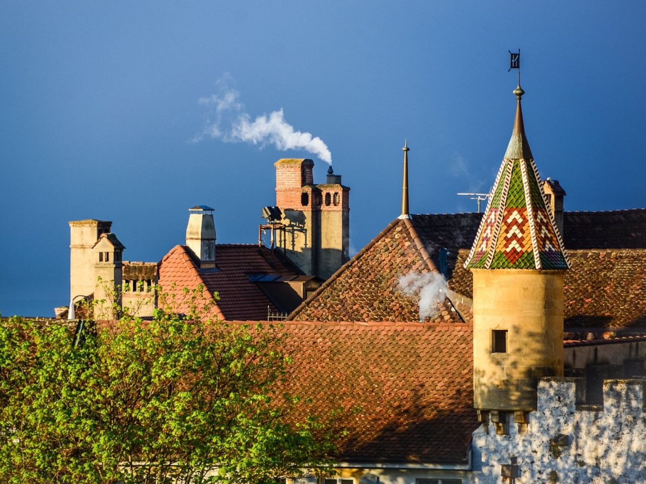 Ab Genf: Tagesausflug Schokoladenfabrik, Uhrenmuseum und Schloss Neuenburg