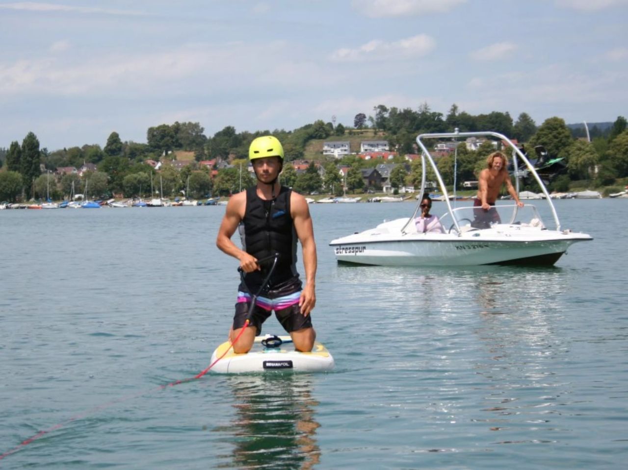 Foiling mit dem Motorboot am Bodensee