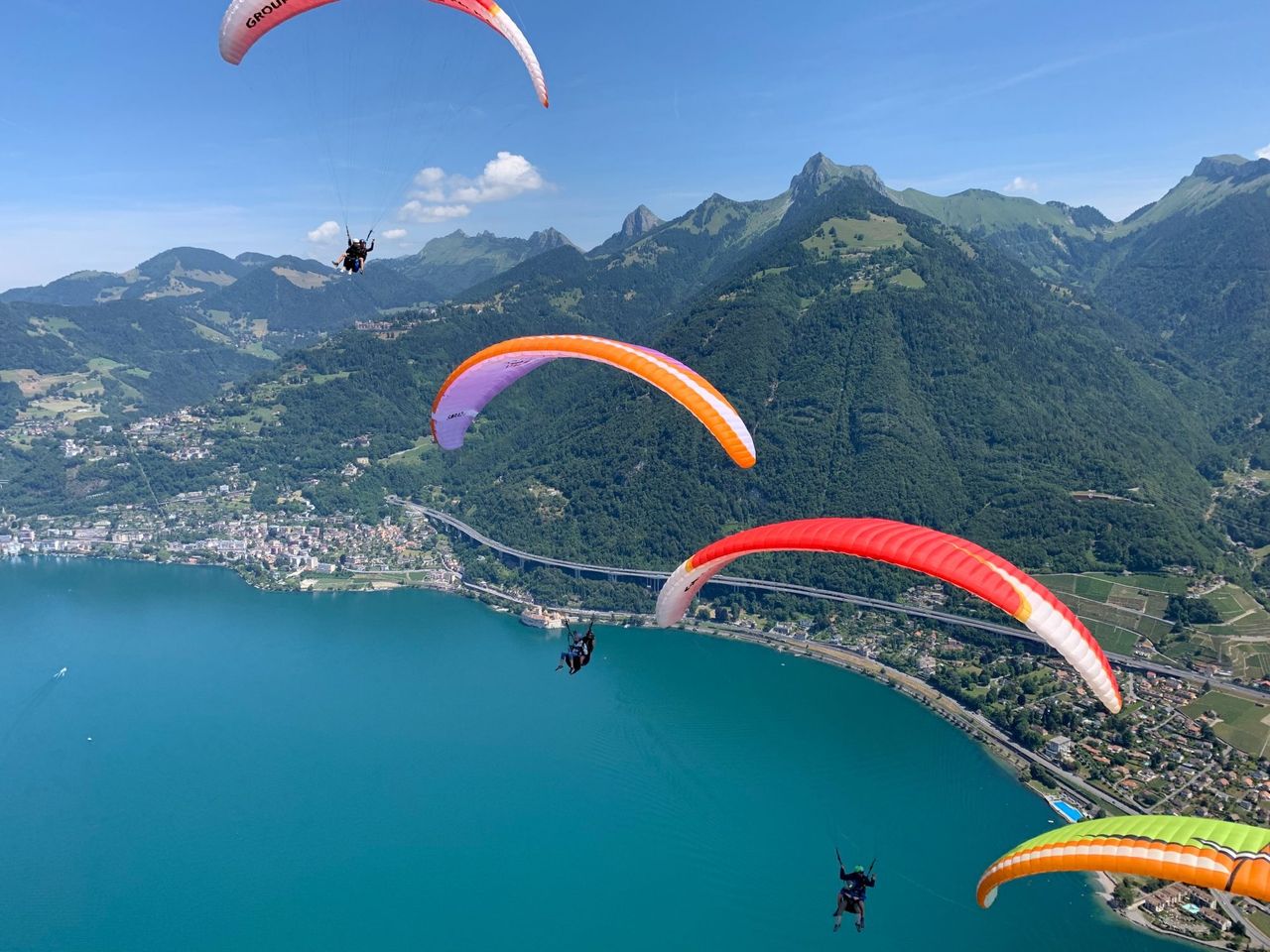 Montreux Gleitschirmfliegen Tandem über der Riviera