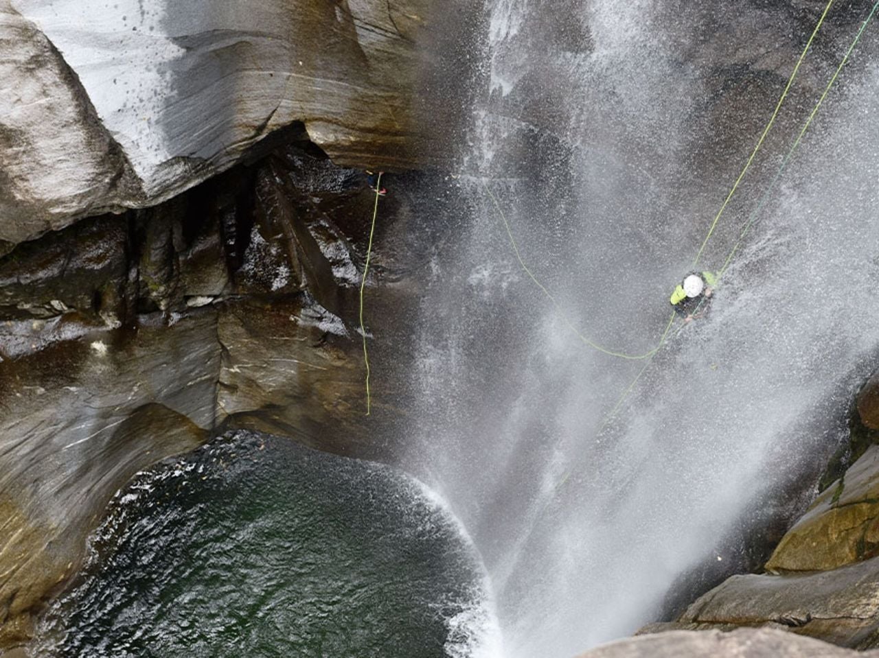 Iragna Schlucht Canyoning für sportliche Einsteiger ab Riviera