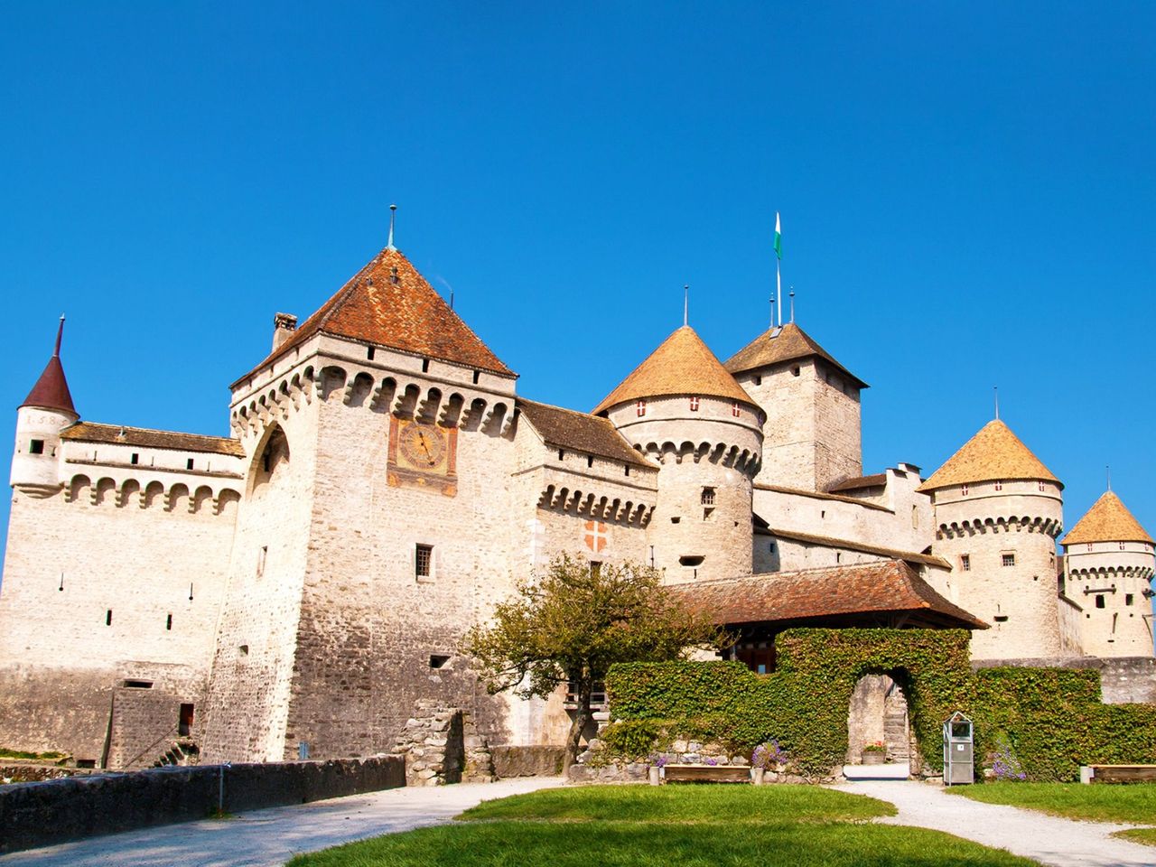 Ab Genf: geführte Bustour Chaplin mit Schifffahrt ab Montreux nach Chillon