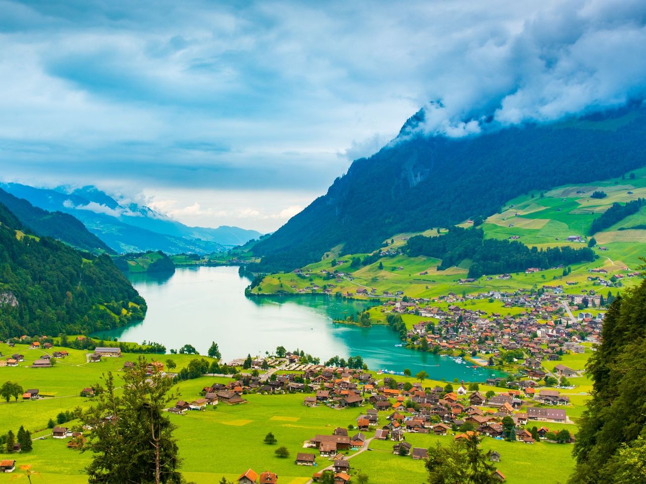 From Bern: Private Lakes and Waterfalls Tour