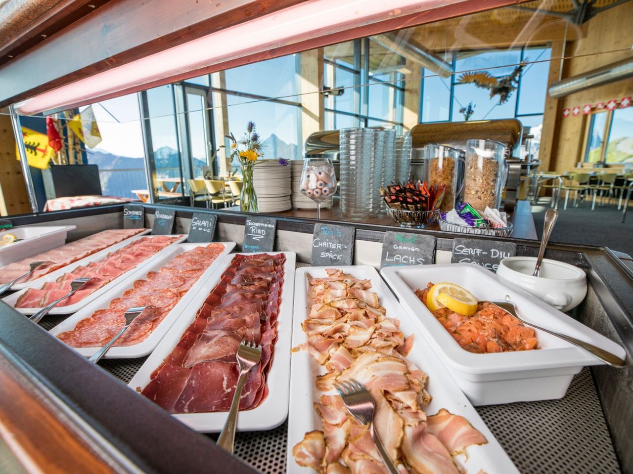 Frühstücksbuffet im Panoramarestaurant Alpen tower