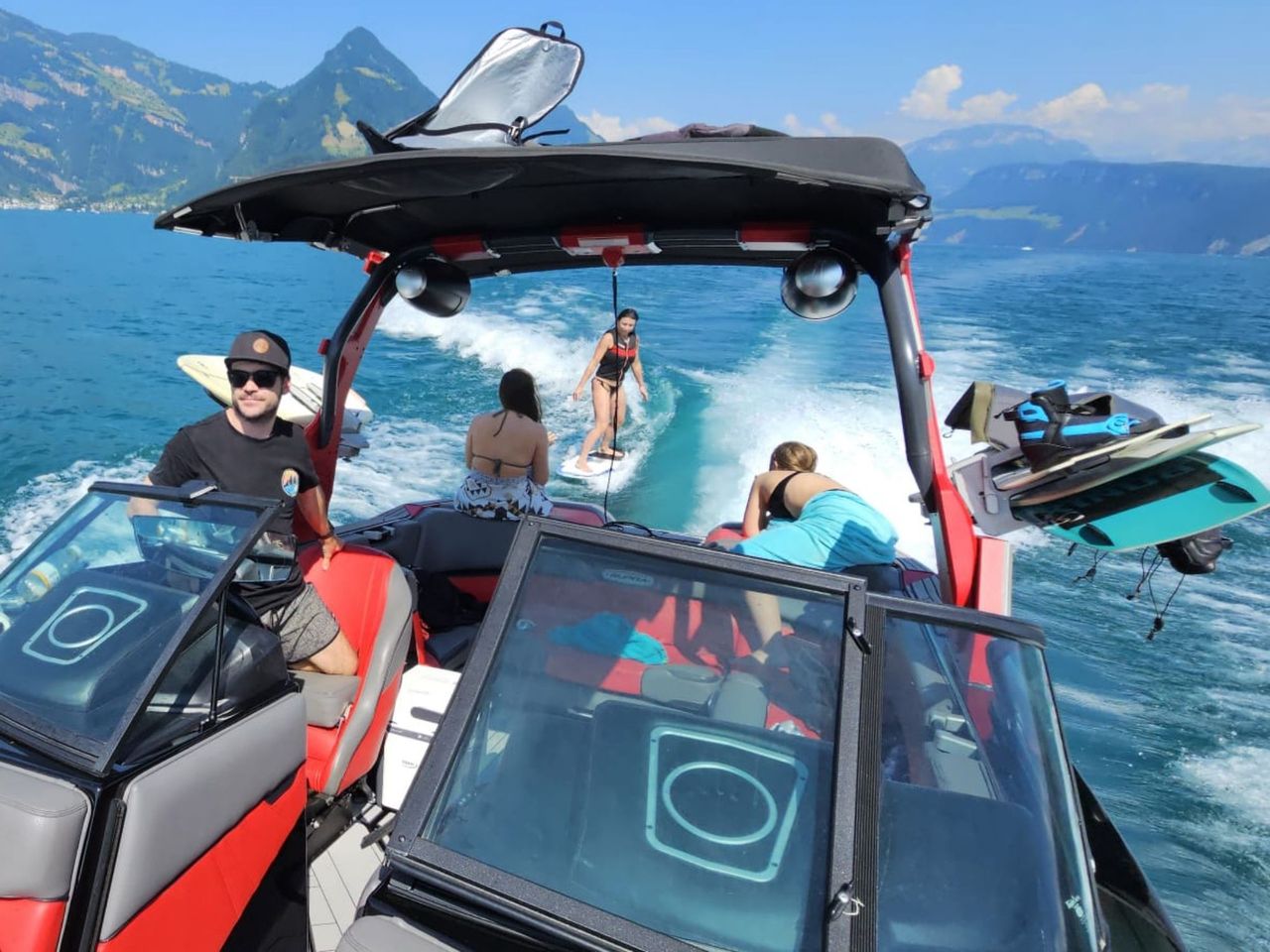 Öffentliches Wakeboarden oder Wakesurfen Vierwaldstättersee