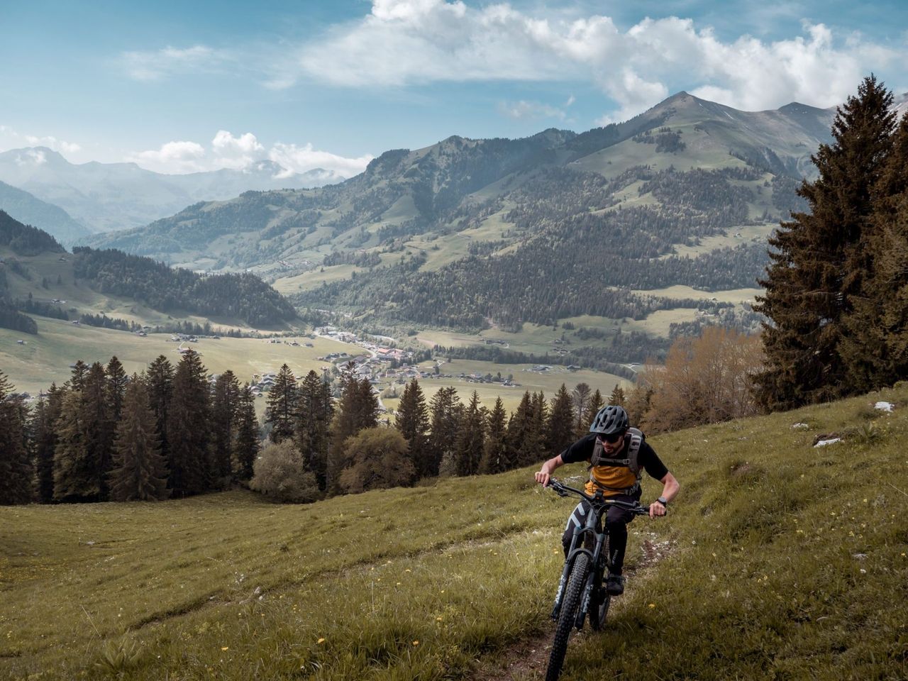 Bike or cycling with guide in Gstaad and Rougemont