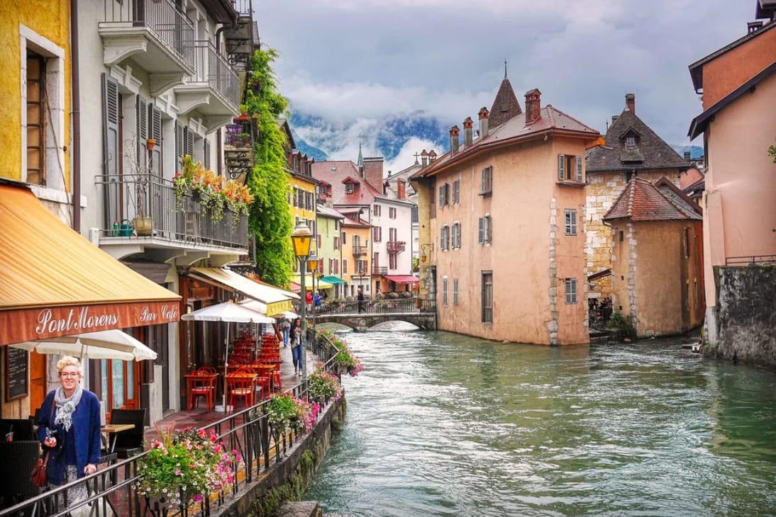 From Geneva or Geneva Airport: transfer to popular places around Lake Geneva