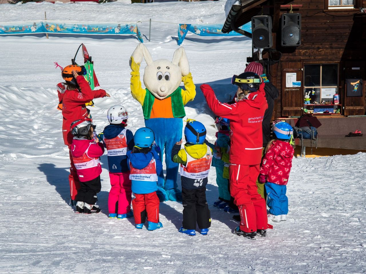 Männlichen Skischule Gruppenunterricht für Kinder