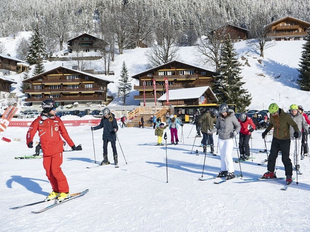 From Lucerne: Day trip to Grindelwald with ski course for beginners