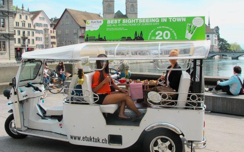 Brunch im E-Tuk Tuk mit Stadtrundfahrt durch Zürich