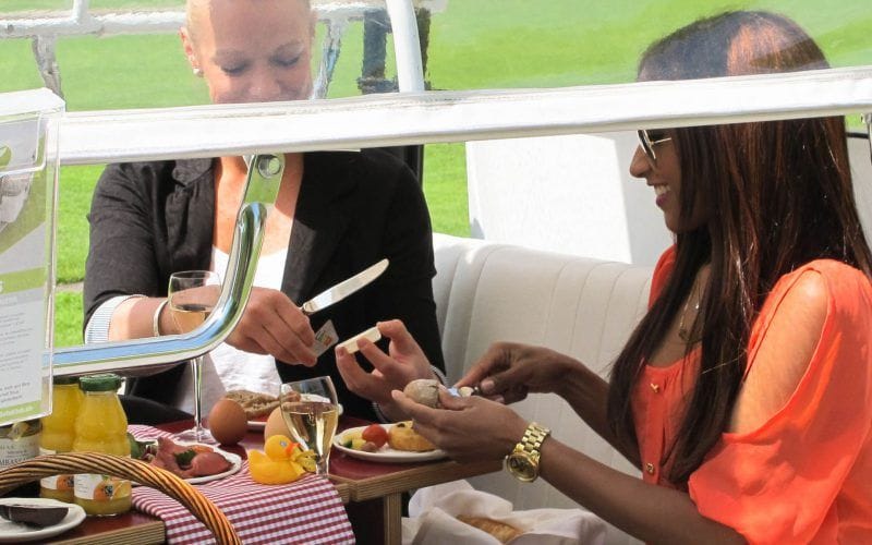 Brunch im E-Tuk Tuk mit Stadtrundfahrt durch Zürich