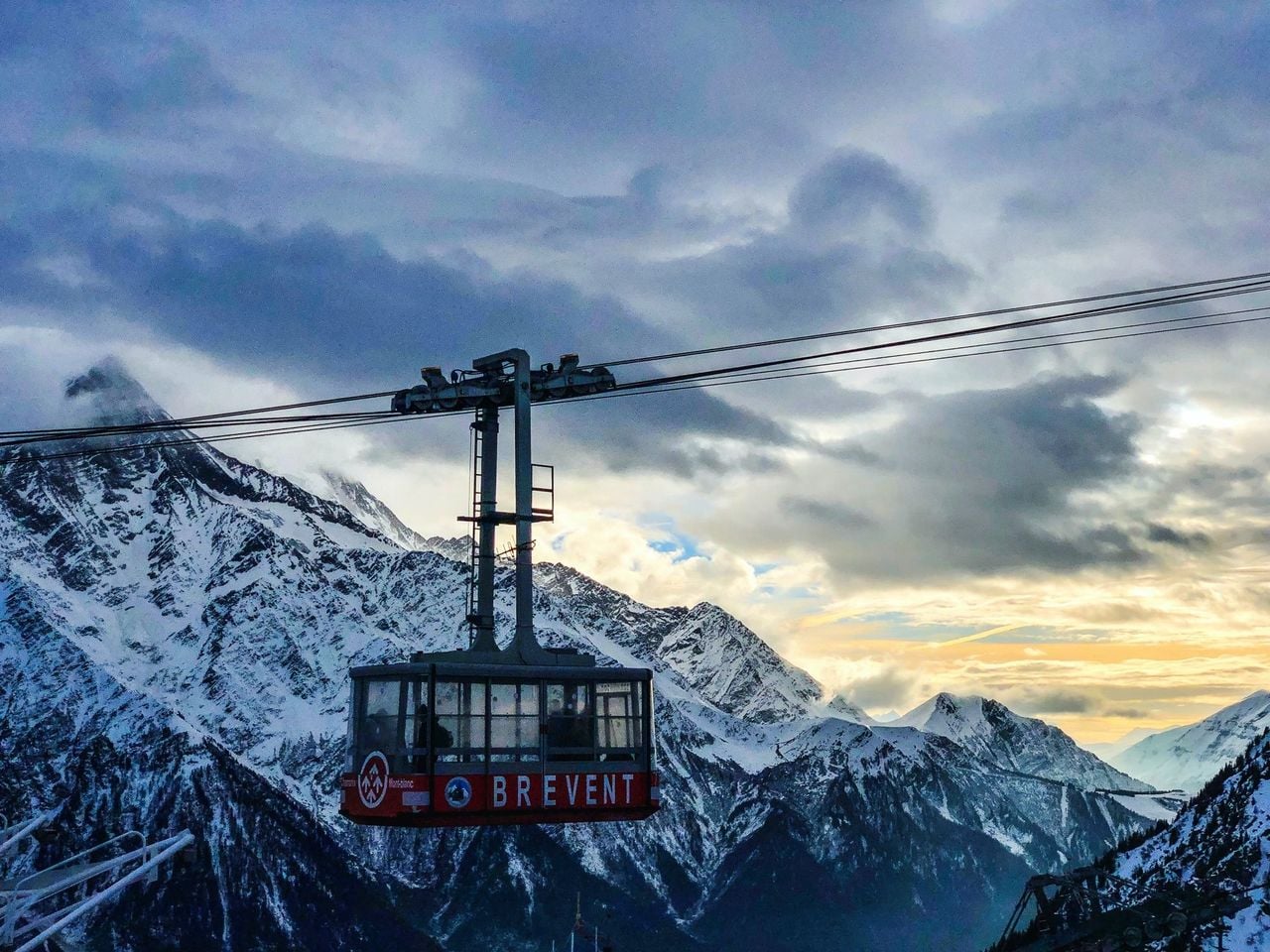 From Geneva or Geneva Airport: transfer to popular places in the French Alps