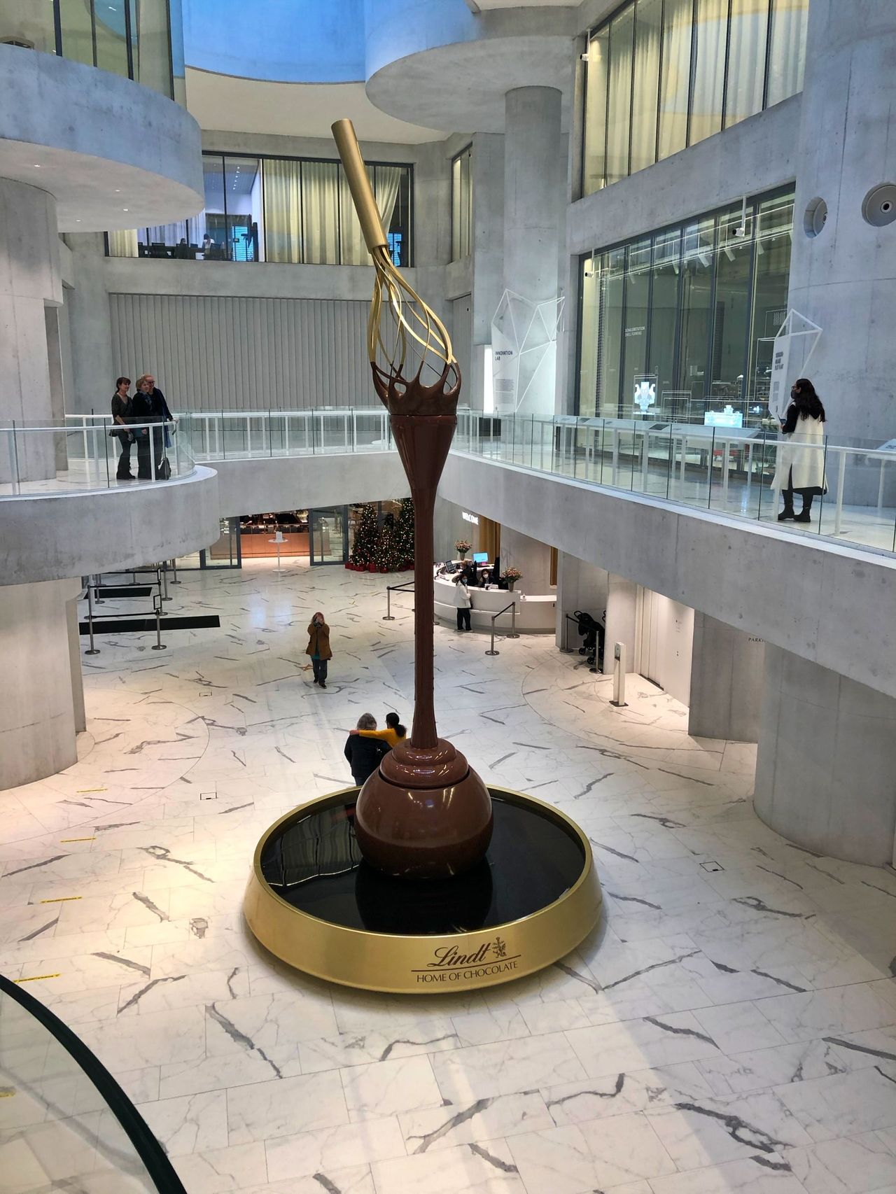 Au départ de Zurich : excursion privée d'une journée Chutes du Rhin, Zurich et Lindt Home of Chocolate