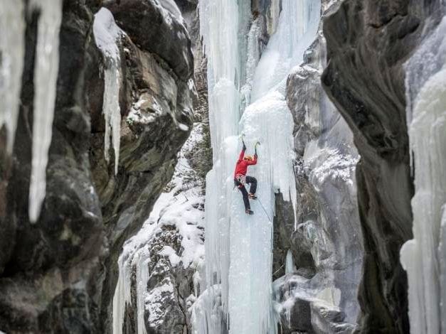 Arrampicata su ghiaccio per principianti con guida alpina privata a Zermatt