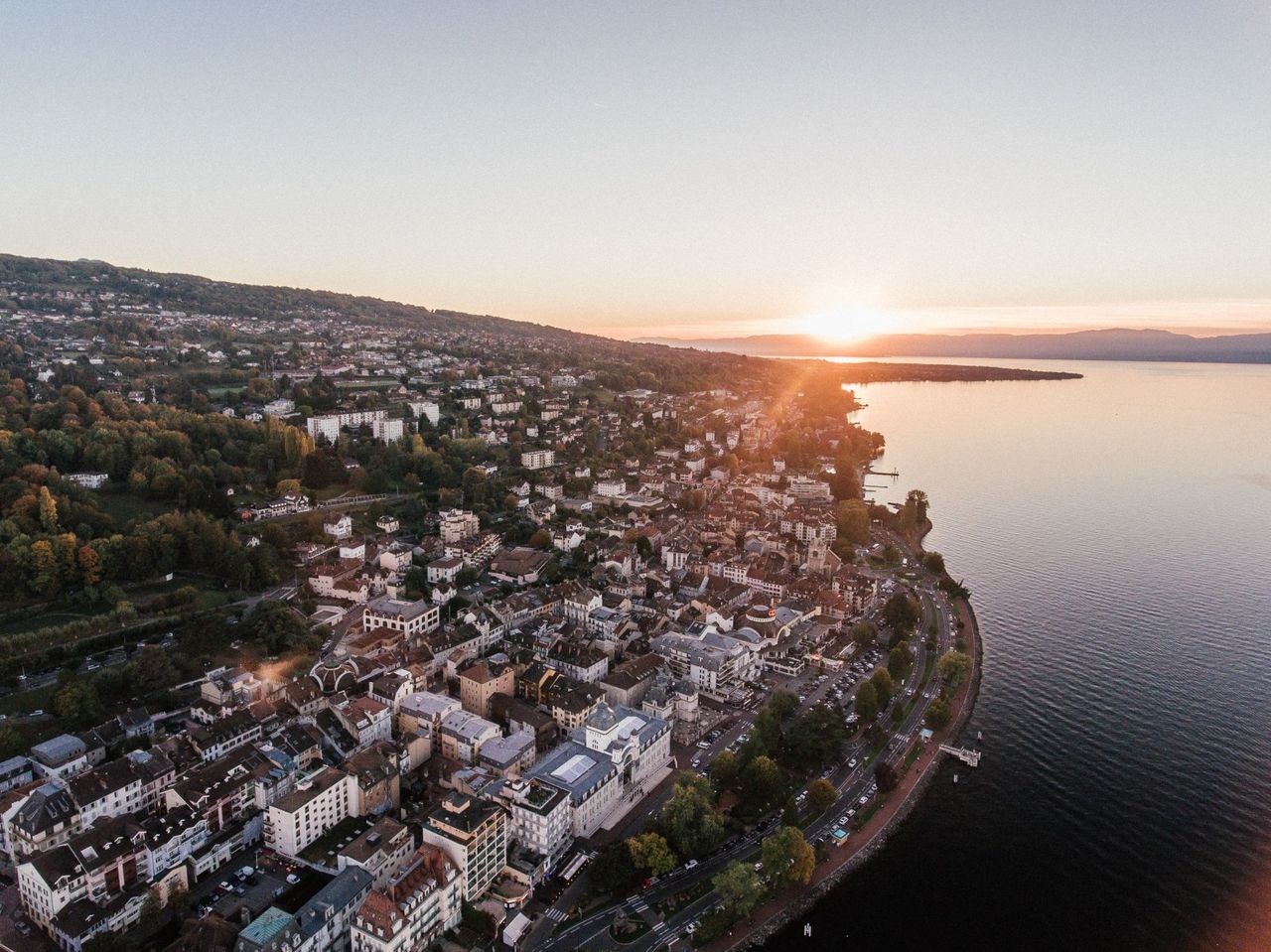 From Geneva or Geneva Airport: transfer to popular places around Lake Geneva