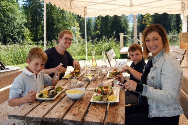 Romantisches Boot Dinner am Forellensee
