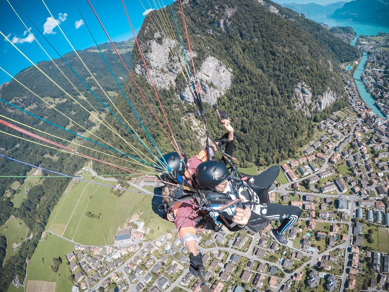Beatenberg weibliche Pilotin Gleitschirmfliegen Tandem
