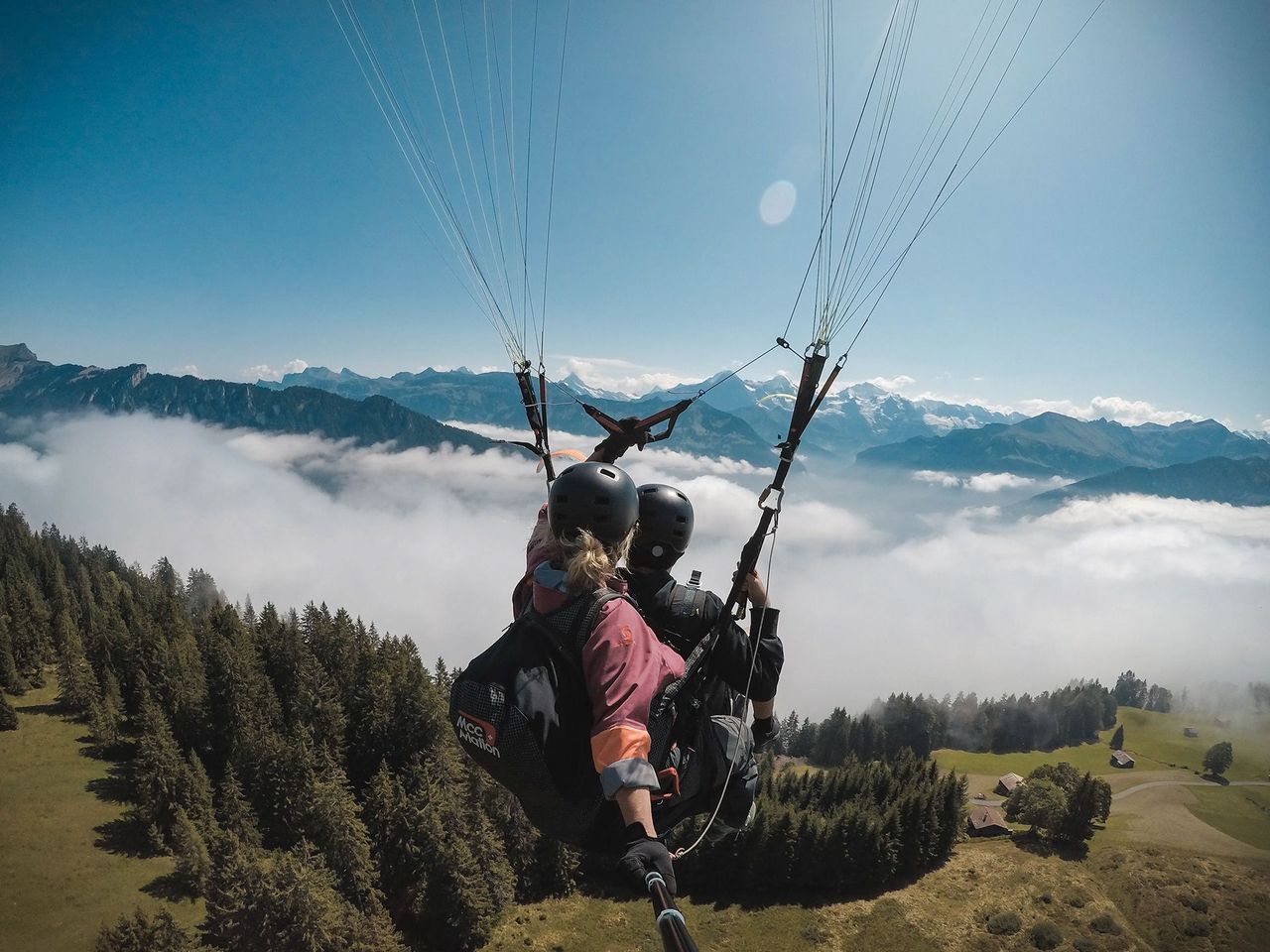 Beatenberg weibliche Pilotin Gleitschirmfliegen Tandem