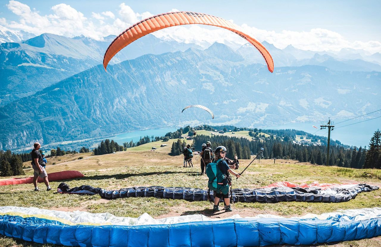 Beatenberg weibliche Pilotin Gleitschirmfliegen Tandem