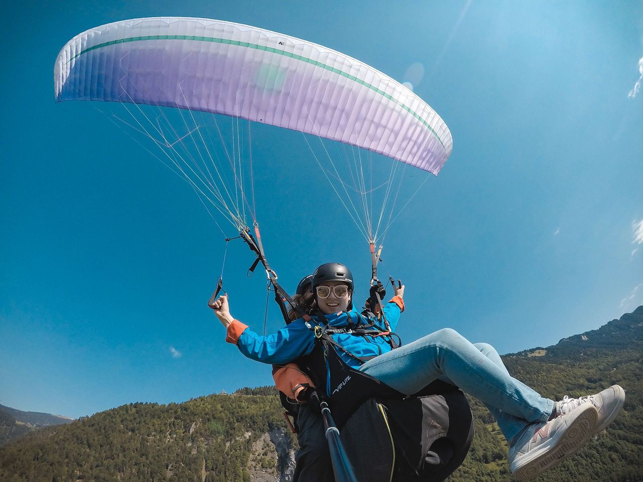 Beatenberg weibliche Pilotin Gleitschirmfliegen Tandem