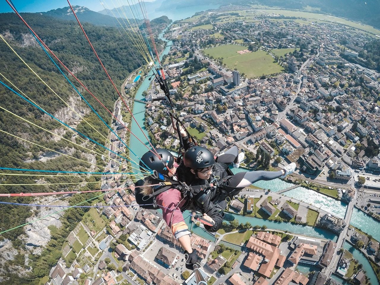 Beatenberg weibliche Pilotin Gleitschirmfliegen Tandem