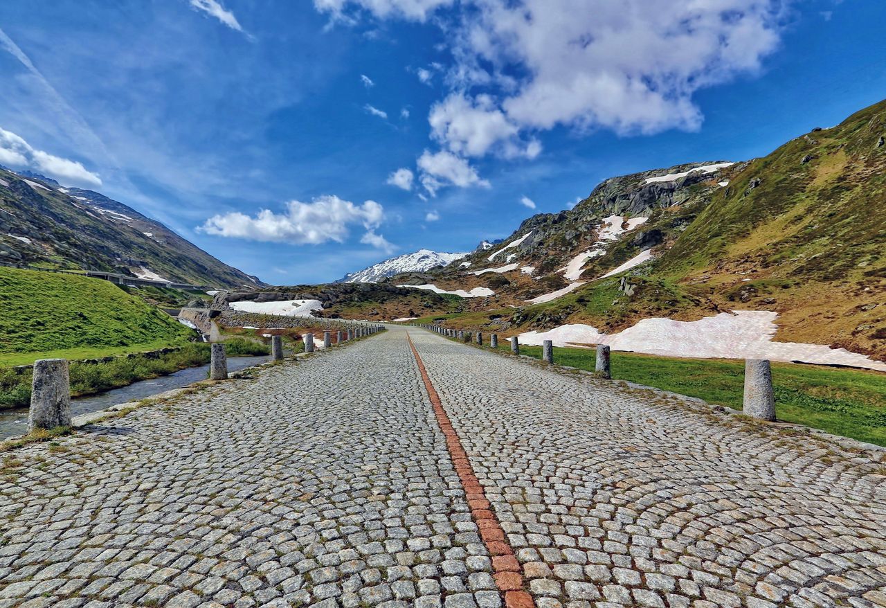 Gotthard Postauto Passfahrt zwischen Andermatt und Airolo