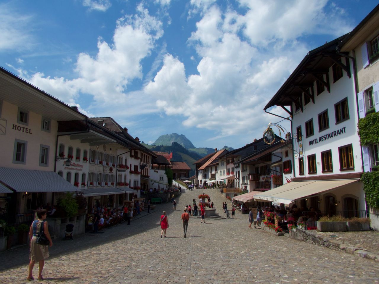From Geneva: Winter Bus Tour to Gruyères, Chocolate Factory, and Cheese Dairy