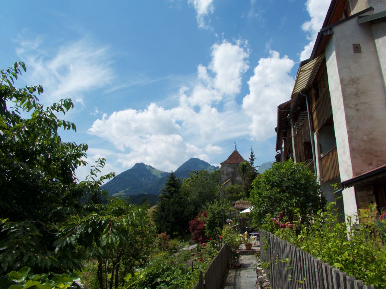 From Geneva: Winter Bus Tour to Gruyères, Chocolate Factory, and Cheese Dairy