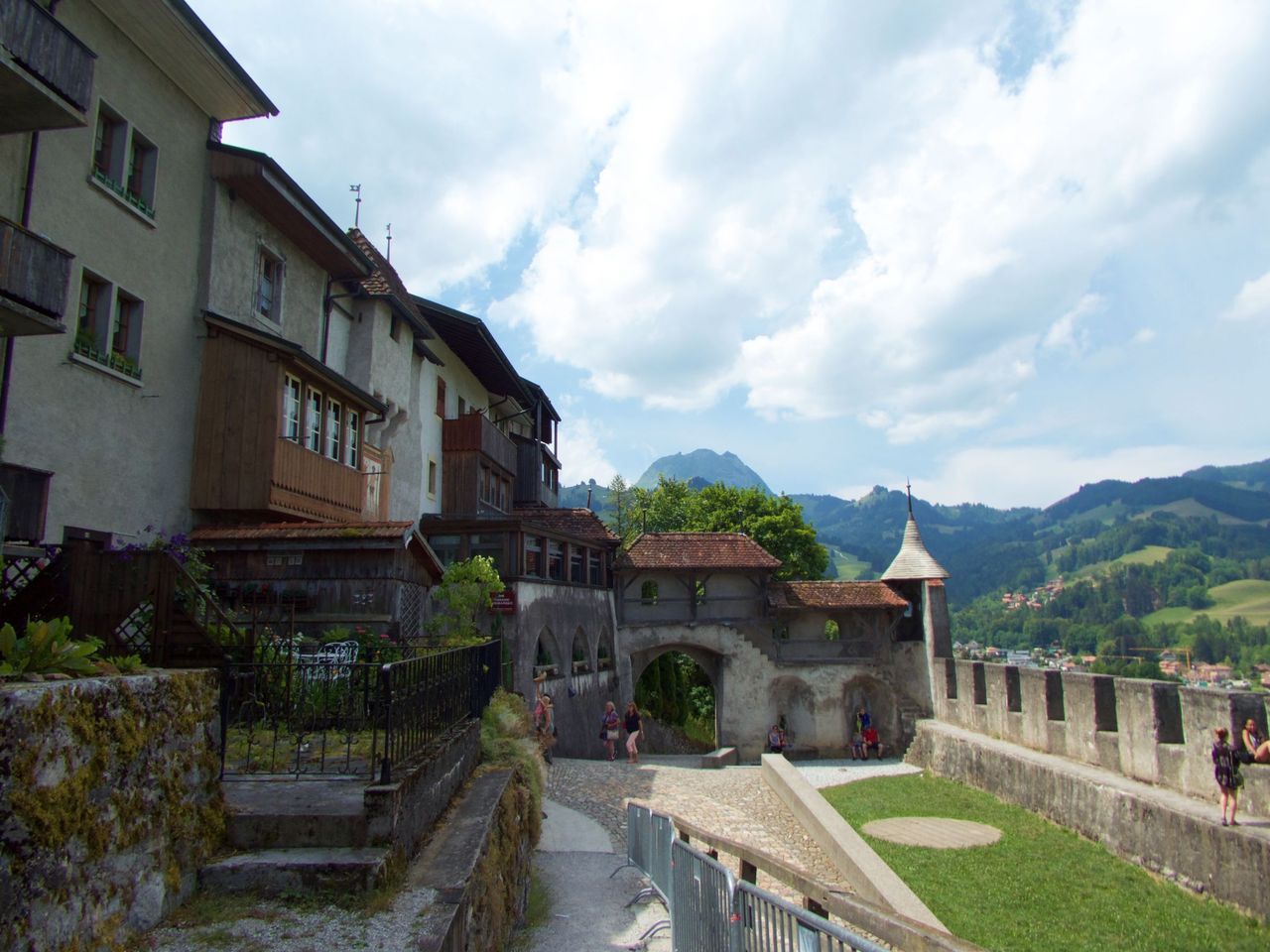 From Geneva: Winter Bus Tour to Gruyères, Chocolate Factory, and Cheese Dairy