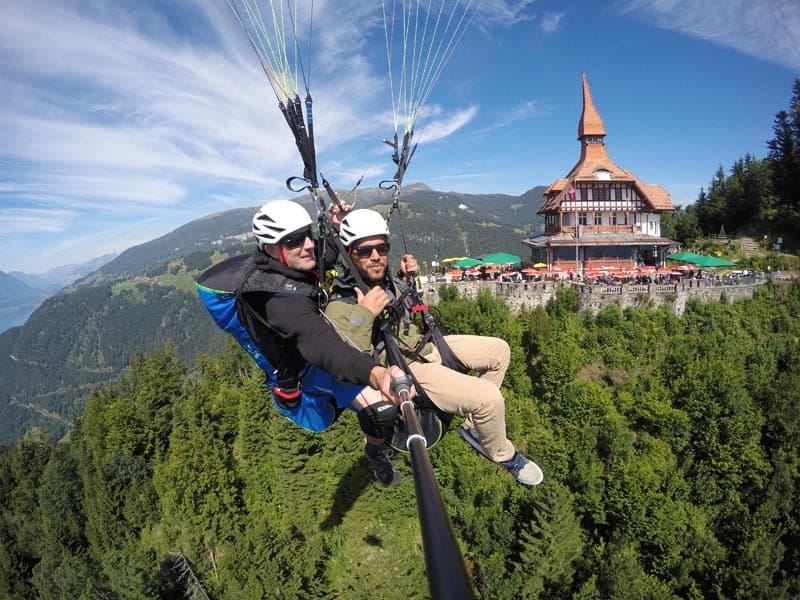 Beatenberg Gleitschirmfliegen Tandem im Sommer ab Interlaken
