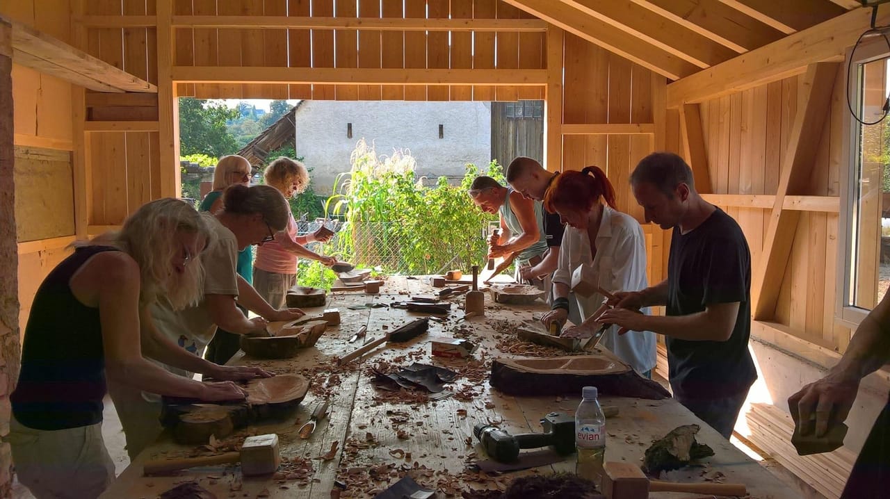 Workshop wooden bowl carving in Jurapark Aargau