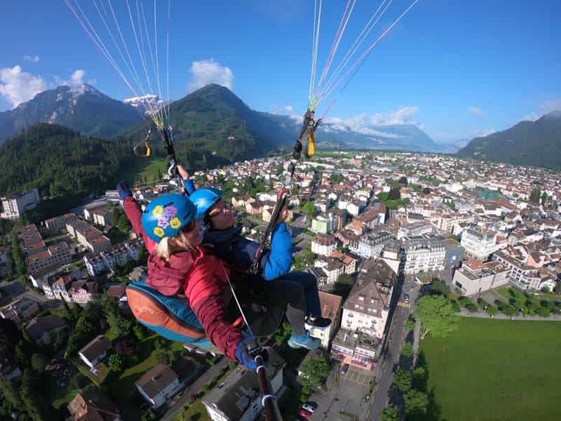 Beatenberg Gleitschirmfliegen Tandem im Sommer ab Interlaken