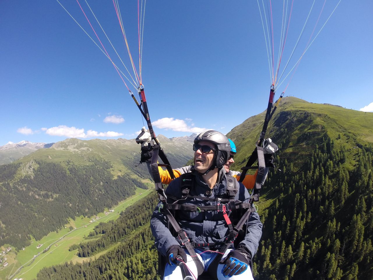 Klosters Gleitschirmfliegen mit Privatpilot halber Tag
