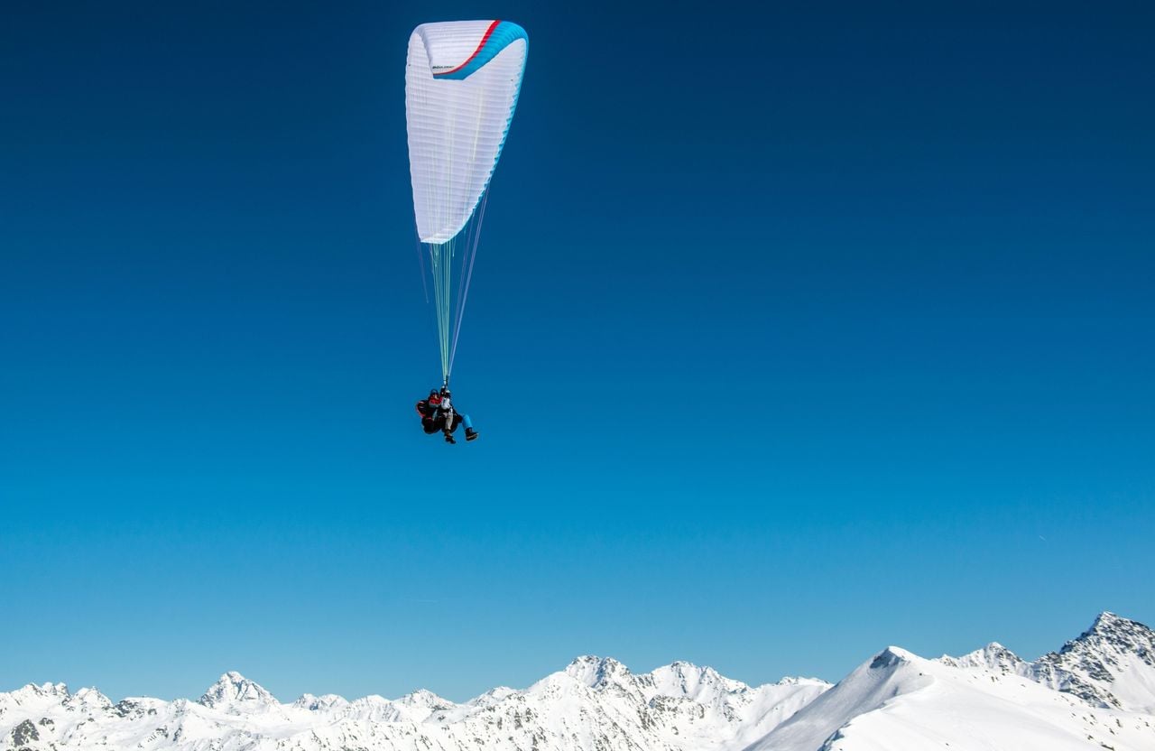 Klosters Gleitschirmfliegen mit Privatpilot halber Tag
